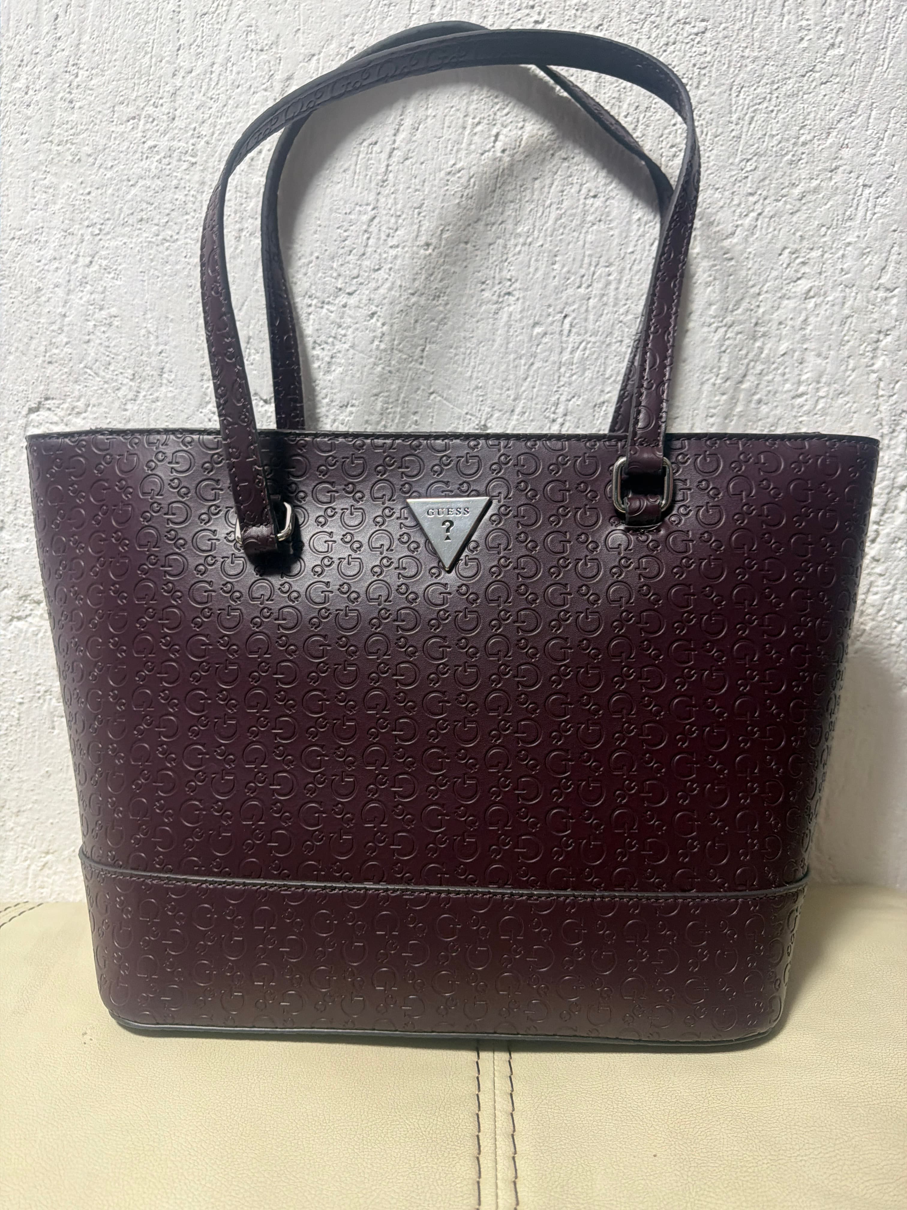 Bolsa tote GUESS con monograma 4G y peonía grabado